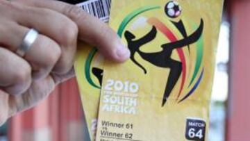 <b>AFECTADOS. </b>Uno de los estafados mostró ayer las entradas falsas. A la derecha, llegando a África.