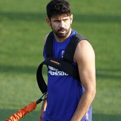 Diego Costa dio el susto: golpe en el tobillo y salió cojeando
