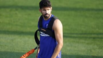 Diego Costa dio el susto: golpe en el tobillo y salió cojeando