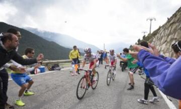 Dani Moreno y Purito Rodríguez durante la undécima etapa que transcurría entre Andorra la Vella y Cortals d' Encamp.