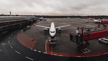 Una mujer viaja a África con su hija para encontrarse con su prometido y en el aeropuerto le espera una decepción amarga