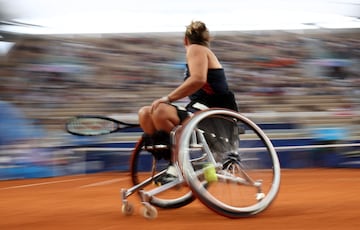 británica Lucy Shuker compite en la primera ronda del partido de tenis de dobles en silla de ruedas femenino contra Países Bajos.