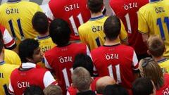 La afici&oacute;n del Arsenal luce la camiseta de &Ouml;zil.