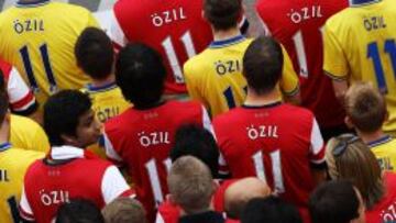 La afición del Arsenal luce la camiseta de Özil.