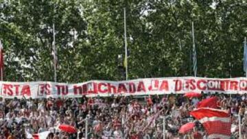 <b>APOYO. </b>Aficionados del Rayo apoyan al equipo vallecano durante un partido.