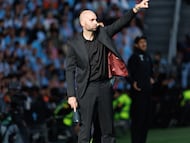 Claudio Giráldez, entrenador del Celta, da indicaciones durante el partido contra el Friburgo en Balaídos.