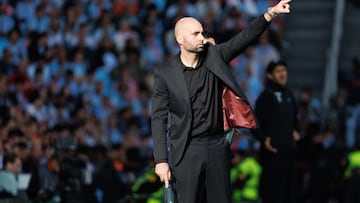 Claudio Giráldez, entrenador del Celta, da indicaciones durante el partido contra el Friburgo en Balaídos.