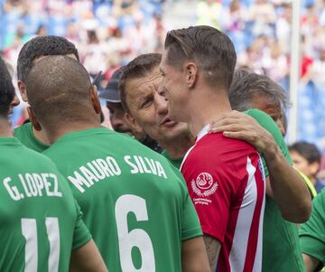 Fernando Torres con Djukic. 