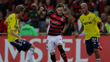 AMDEP2293. RÍO DE JANEIRO (BRASIL), 28/05/2024.- Matías Viña (c) de Flamengo disputa el balón con Delvin Alfonzo (d) de Millonarios este martes, en un partido de la fase de grupos de la Copa Libertadores entre Flamengo y Millonarios en el estadio Maracaná en Río de Janeiro (Brasil). EFE/ Andre Coelho