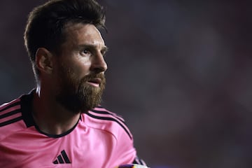 FORT LAUDERDALE, FLORIDA - NOVEMBER 09: Lionel Messi #10 of Inter Miami looks on during the first half against Atlanta United of the Audi 2024 MLS Cup playoffs at Chase Stadium on November 09, 2024 in Fort Lauderdale, Florida.   Carmen Mandato/Getty Images/AFP (Photo by Carmen Mandato / GETTY IMAGES NORTH AMERICA / Getty Images via AFP)