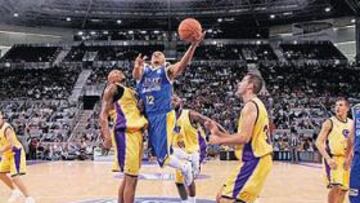 <b>DECISIÓN. </b>Estudiantes resolvió con entradas valientes, como esta de Garnett contra la zona del Capitol Valladolid. El Madrid Arena respondió a la llamada del baloncesto.