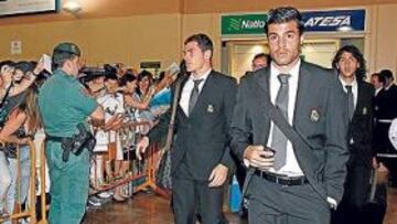 <b>FRÍO RECIBIMIENTO EN PAMPLONA.</b> Medio centenar de personas recibieron al Real Madrid a su llegada al aeropuerto de Pamplona, mucho menos público de lo que suele acompañar al equipo en sus desplazamientos. Casillas y Raúl fueron los más aclamados de una expedición que viajó cargada de más canteranos: Torres, Parejo, Codina, Velayos, Gary y Tébar.