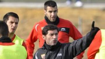 <b>A TOPE. </b>Marcelino aprovechó la sesiones de ayer para arengar a los suyos, pero conoció que Kanouté podría no viajar a Mestalla.