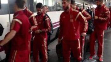 Los jugadores de la Selección antes de subirse al AVE que les traslada a Huelva