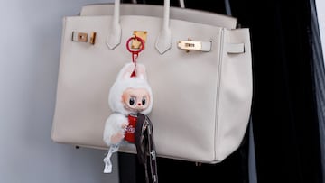 Un Labubu colgado de una bolsa.