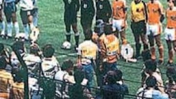 <b>EN FORMACIÓN. </b>Las selecciones de Alemania y de Austria forman antes del partido que disputaron en El Molinón en España-82.