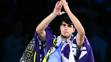 Carlos Alcaraz se despide del público tras perder contra Alexander en las ATP Finals.