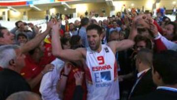 Felipe Reyes, capit&aacute;n de la Selecci&oacute;n y del Real Madrid, celebra el pase a la final del Eurobasket tras derrotar a Francia delante de 27.000 aficionados.