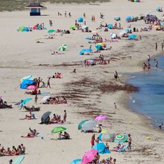 La pleamar y la ocupación restringen el acceso a las playas de la costa de Cádiz