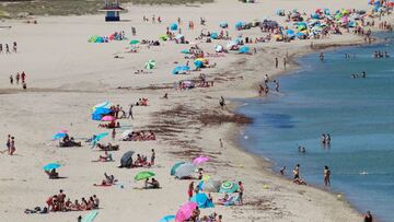 La pleamar y la ocupación restringen el acceso a las playas de la costa de Cádiz