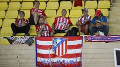 Aficionados del Atl&eacute;tico de Madrid presencian el partido de su equipo ante el M&oacute;naco en el Estadio Luis II de M&oacute;naco.
