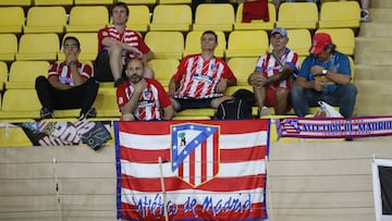 Aficionados del Atl&eacute;tico de Madrid presencian el partido de su equipo ante el M&oacute;naco en el Estadio Luis II de M&oacute;naco.