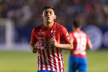 El campeón sub-17 tenía un futuro más que promisorio, pero nunca se consolidó. El canterano de Tigres de la UANL no recibió muchas oportunidades en el primer equipo con Ricardo Ferretti y salió cedido a Atlético de San Luis un año (AP17 y CL18). El último equipo en el que militó Esperi fue el Puebla. 