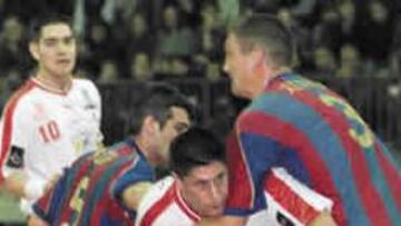 <B>POR AQUÍ NO.</B> Edu Fernández no tuvo su día en el pivote. Chepkin y Masip le impiden maniobrar.