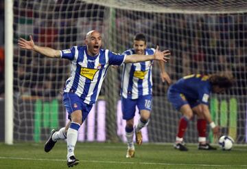 Espanyol last beat Barcelona in February 2009 courtesy of two goals by Ivan de la Peña (left).