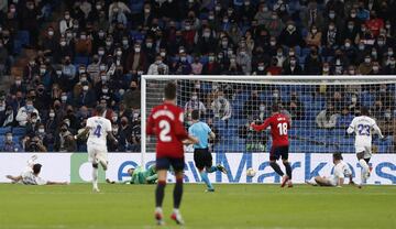 Contraataque del conjunto rojillo. Jon Moncayola remata un pase raso de Chimy Ávila y manda el balón al poste derecho de la portería de thibaut Courtois.