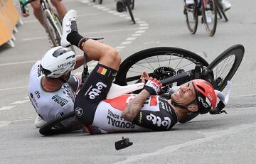 Caleb Ewan y Peter Sagan se van al suelo unos metros antes de la llegada a meta. Ewan, con la clavícula rota, no estará en la salida de mañana.