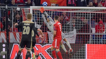Bayern Munich's German goalkeeper Manuel Neuer dives for the ball during the UEFA Champions League Group E football match between Bayern Munich and Ajax Amsterdam in Munich, southern Germany, on October 2, 2018. (Photo by GUENTER SCHIFFMANN / AFP)