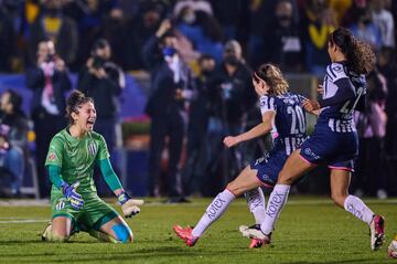 Tras la falla de Nayeli Rangel en el último penalti, las jugadoras de Rayadas corrieron para abrazar a su portera, quien fue pieza clave en el título.