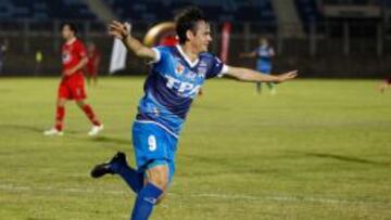 Nicol&aacute;s Medina festeja el segundo tanto de los arique&ntilde;os ante La Calera en el Estadio Carlos Dittborn.