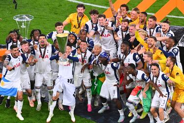 Los jugadores del Tottenham desataron la euforia tras conquistar la Europa League en una noche mágica en San Mamés. Abrazos, cánticos y emoción pura sobre el césped que fue testigo de su gesta histórica.