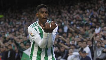 El jugador del Betis, Junior, durante un partido.