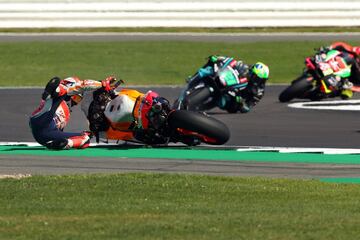 La caída de Márquez en los libres de Silverstone