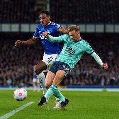 Everton empata con Leicester en el regreso de Yerry Mina