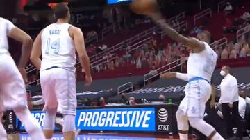 Esto es una barbaridad: Lebron, con la zurda y según le cae el rebote