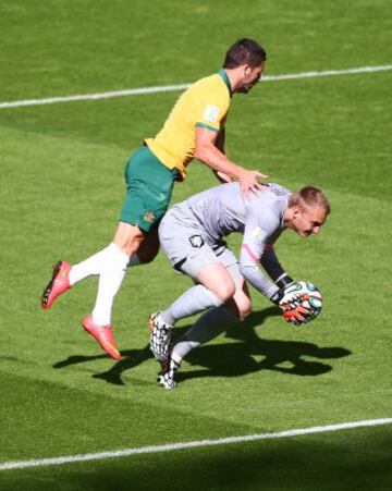 Mathew Leckie y Jasper Cillessen.