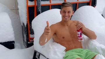 El futbolista del Atlético realizó la promoción de una bebida tumbándose en una hamaca totalmente cubierta de nieve.