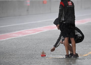 Ingenieros del equipo Haas se divierten con su barquito.