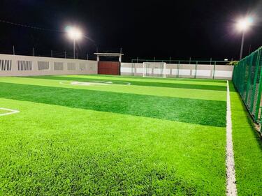 Alberth Elis construye una cancha de f¨²tbol en Honduras