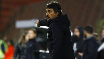 El entrenador de Chile Jos&eacute; Letelier, dirige durante el partido amistoso contra Sud&aacute;frica.