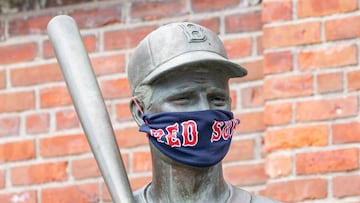 April 10, 2020, Boston, Massachusetts, USA: A statue of Bobby Doerr wearing a face mask on the Teammates statue, created by sculptor Antonio Tobias Mendez outside Fenway Park in Boston. (Keiko Hiromi/Contacto)
 
 
 10/04/2020 ONLY FOR USE IN SPAIN