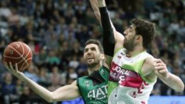 Sergi Vidal (i), del Fiatc Joventut de Badalona intenta encestar ante la oposición de Shengelia (d), del Laboral Kutxa Baskonia.