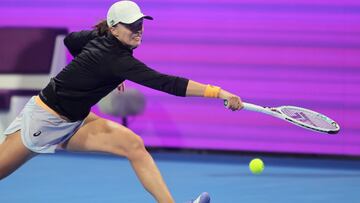 La polaca Iga Swiatek devuelve la pelota a la rusa Veronika Kudermetova (no en la foto) durante la semifinal del Abierto de Catar en el complejo internacional de tenis y squash Khalifa en Doha el 17 de febrero de 2023.