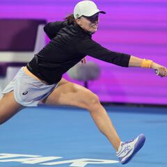 Swiatek arrolla a Kudermetova y Pegula frena a Sakkari