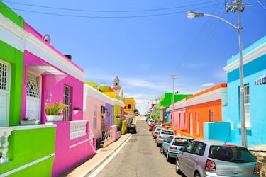 Área de Ciudad del Cabo, Sudáfrica antiguamente conocido como el Barrio Malayo. El atractivo más notable de Bo-Kaap son sus casas, pintadas en una explosión de colores: rosas intensos, verdes esmeralda, amarillos soleados y azules celestes.