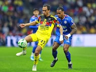 Vinicius Moreira (L) of America fights for the ball with Willer Ditta (R) of Cruz Azul during the 14th round match between America and Cruz Azul as part of the Liga BBVA MX Varonil, Torneo Clausura 2026 at Banorte (Azteca) Stadium, on April 11, 2026 in Mexico City, Mexico.